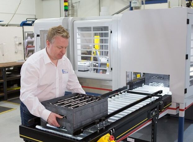 Trabajador de tecnología electrónica operando una máquina